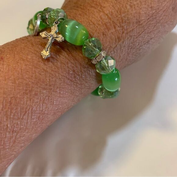 Religious Green Cats Eye Bracelet w/ Cross & Jesus OSFA Gorgeous - Picture 3 of 7